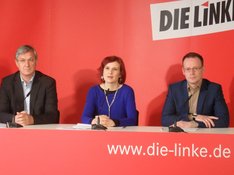 Katja Kipping, Bernd Riexinger und Matthais Höhn bei der Pressekonferenz im Rosa-Luxemburg-Saal im Karl-Liebknecht-Haus
